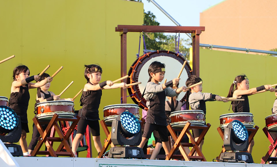 ステージ上で行われる「マイアミフェス」の様子